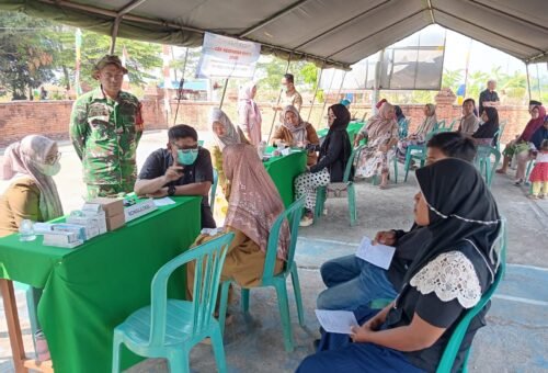 Kolaborasi TNI dan Puskesmas Bunder, Program TMMD ke-129 Kodim 0620 Cirebon Laksanakan Pengobatan Gratis
