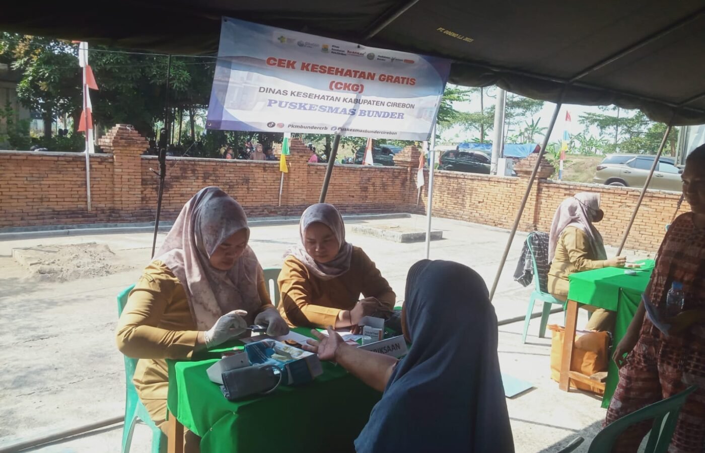 Pengobatan Gratis untuk Warga, TMMD ke-129 Kodim 0620/Kabupaten Cirebon Gelar Acara Kesehatan di Desa Luwung Kencana