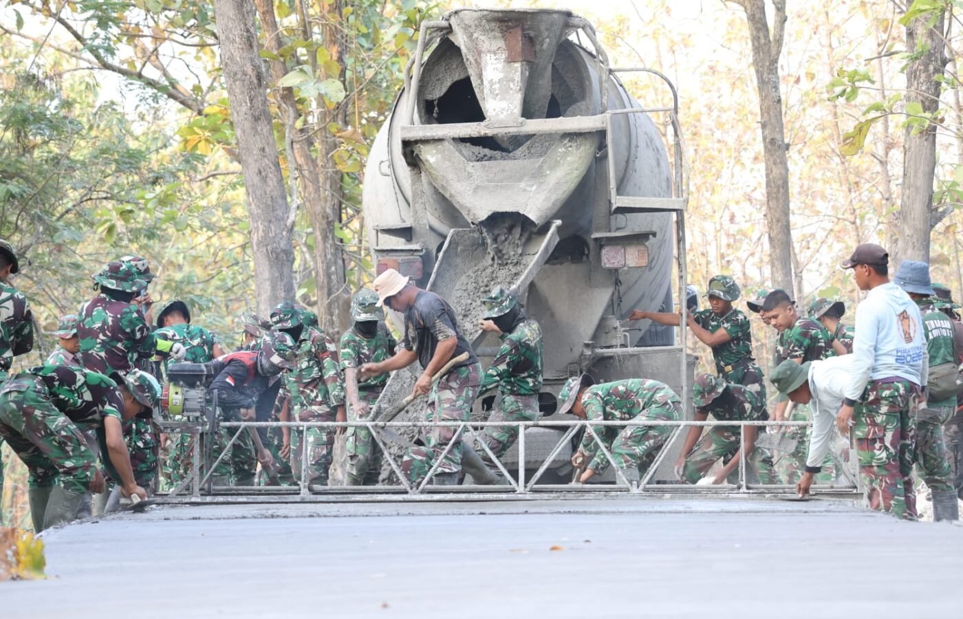 Pengorbanan dan Keindahan Alam, Kisah Satgas TMMD 129 dalam Membangun Jalan Beton di Desa Tlemang