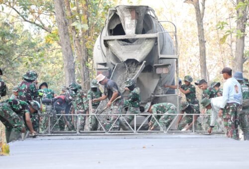 Pengorbanan dan Keindahan Alam, Kisah Satgas TMMD 129 dalam Membangun Jalan Beton di Desa Tlemang