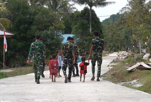 Keceriaan Anak-Anak di Jalan Cor TMMD Ke-129 Kampung Sesor