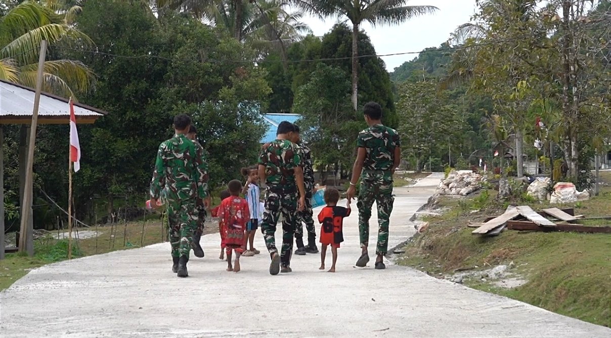 Keceriaan Anak-Anak di Jalan Cor TMMD Ke-129 Kampung Sesor