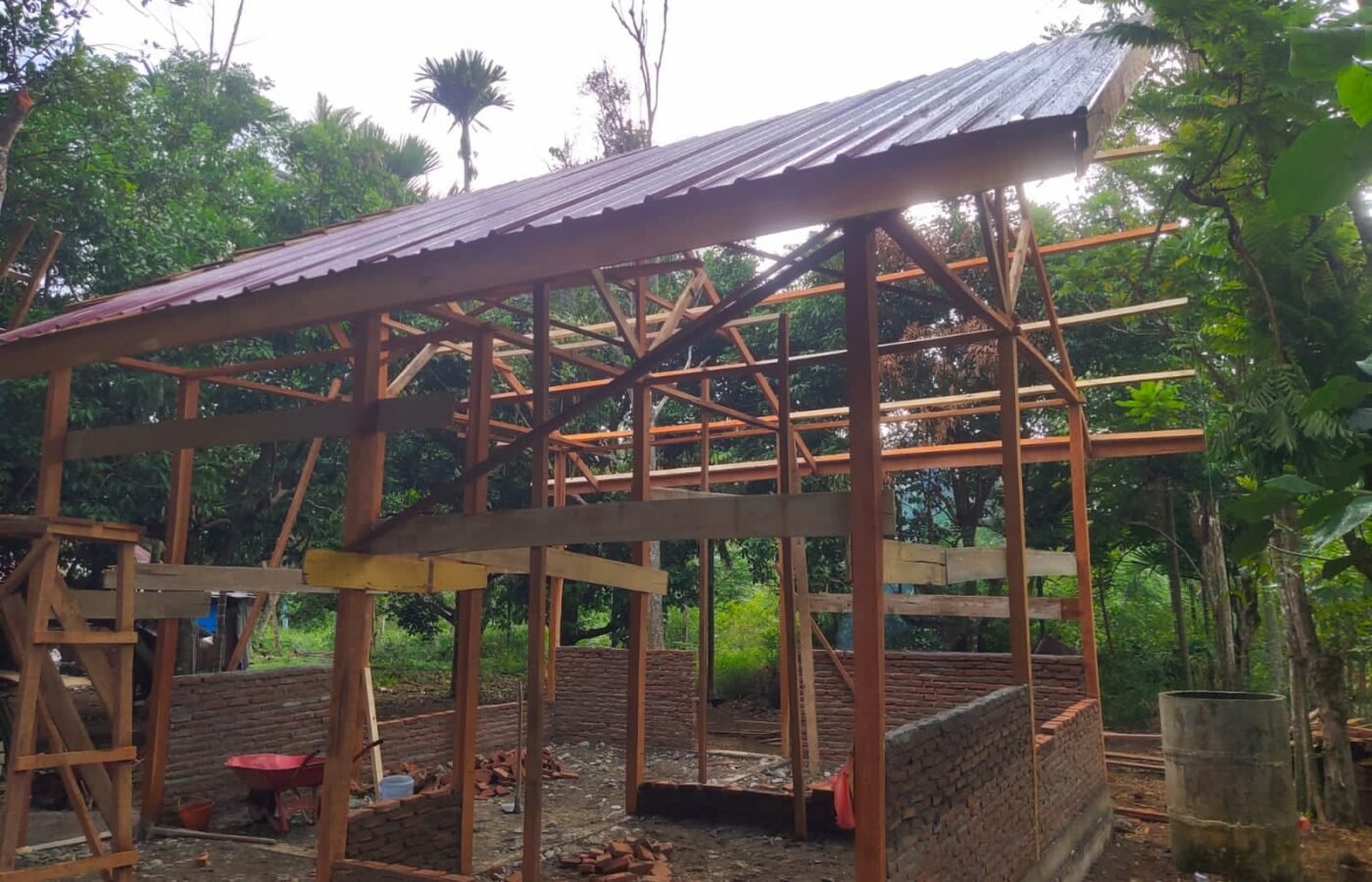 Kebersamaan Satgas dan Warga Mempercepat Renovasi Rumah Ibu Rabumah