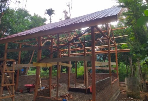 Kebersamaan Satgas dan Warga Mempercepat Renovasi Rumah Ibu Rabumah