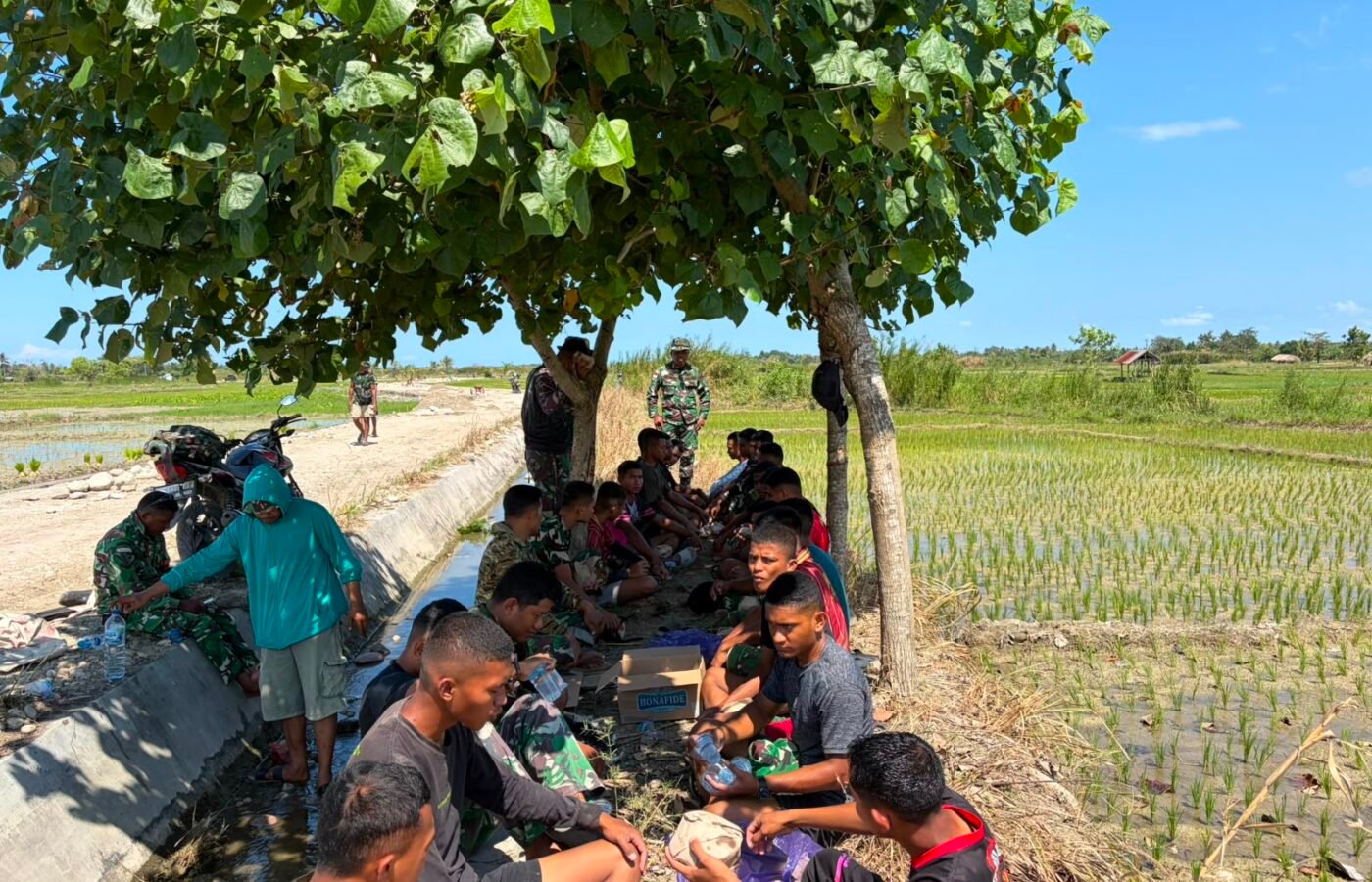 Kebersamaan Satgas TMMD Kodim Belu Saat Istirahat Makan Siang