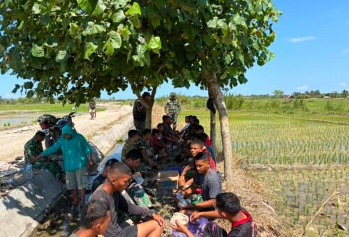 Kebersamaan Satgas TMMD Kodim Belu Saat Istirahat Makan Siang