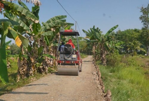 Pemadatan Jalan di Desa Bandar Raya, Satgas TMMD Tingkatkan Infrastruktur