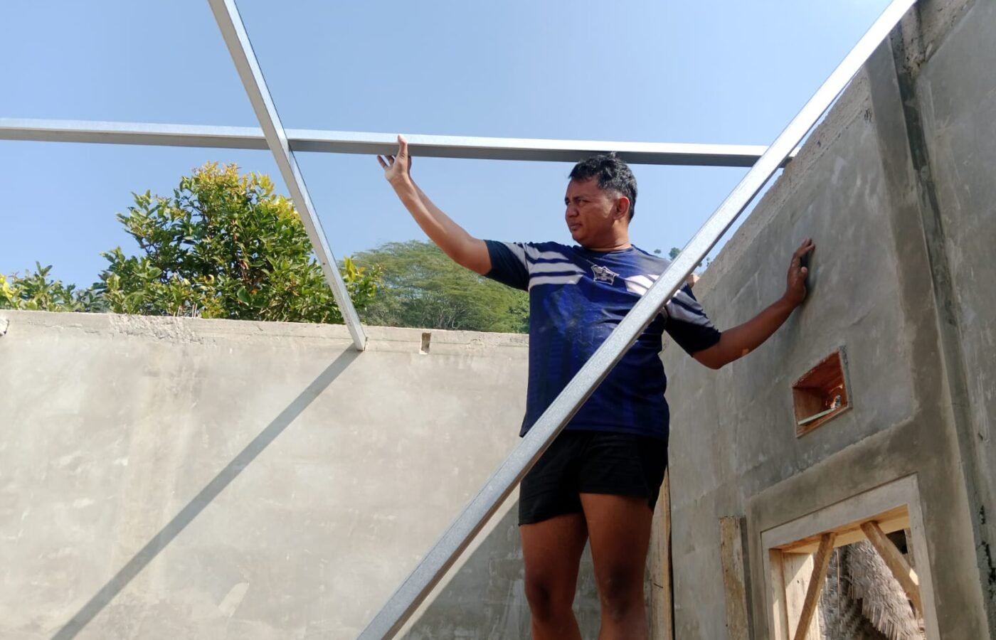 Transformasi Rumah Bapak Angga, Pemasangan Atap Baja oleh Tim TMMD Ke-129