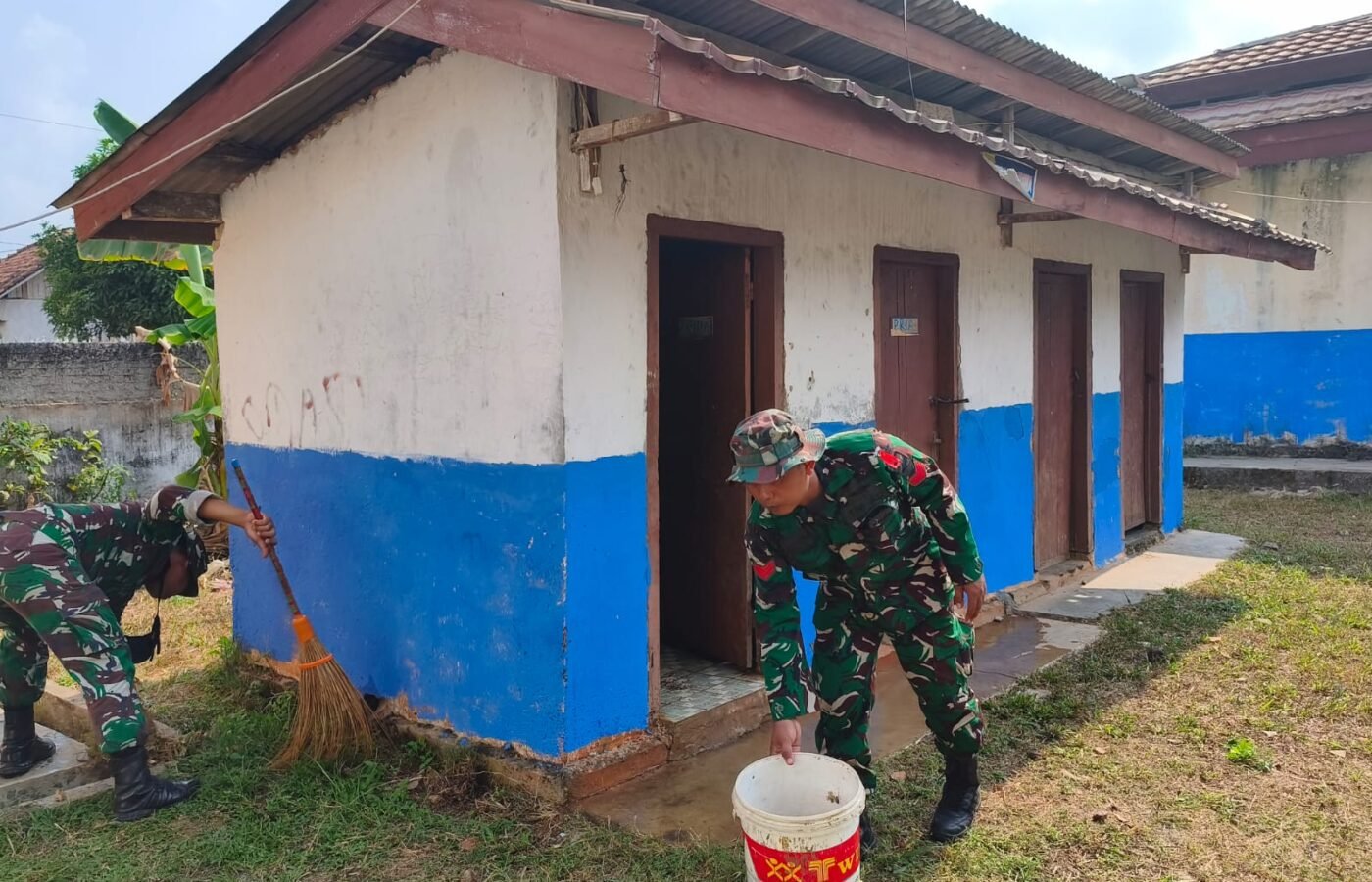 Persiapan Akhir untuk Penutupan TMMD Ke-129, Satgas Kodim 0412/Lampung Utara Laksanakan Pembersihan MCK SMPN 2 Sungkai Utara