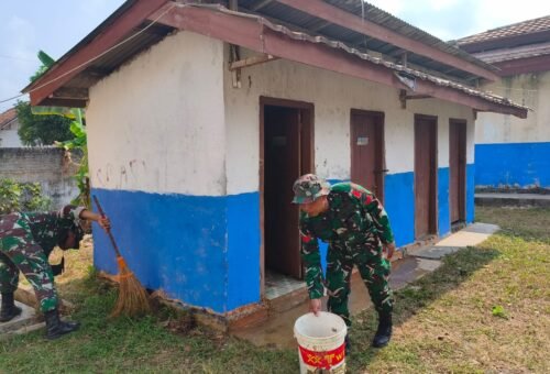 Persiapan Akhir untuk Penutupan TMMD Ke-129, Satgas Kodim 0412/Lampung Utara Laksanakan Pembersihan MCK SMPN 2 Sungkai Utara
