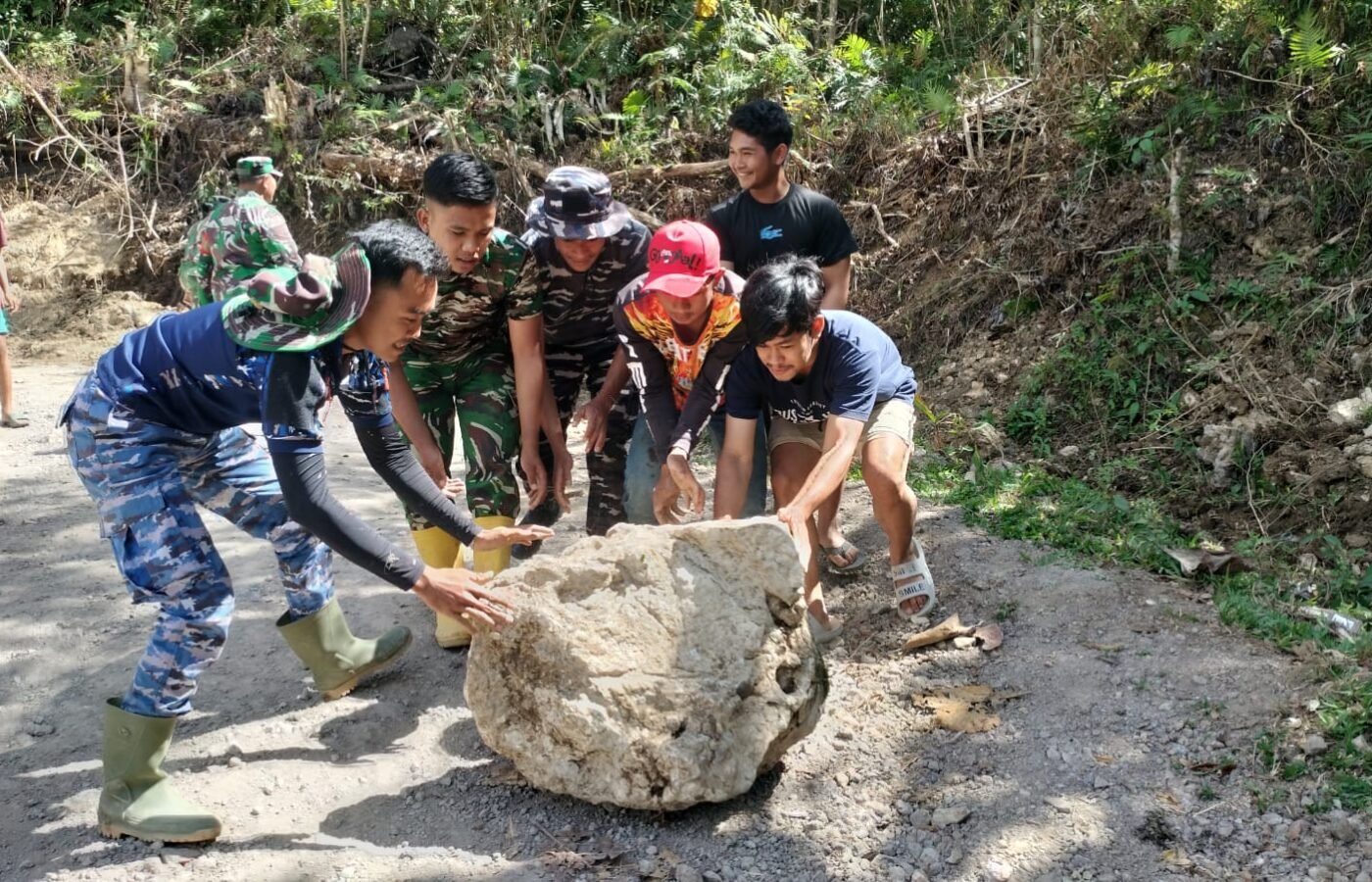 Persiapan Penutupan TMMD ke-129, Satgas Bersama Warga Bersihkan Jalan di Bontocani