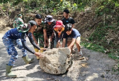 Persiapan Penutupan TMMD ke-129, Satgas Bersama Warga Bersihkan Jalan di Bontocani