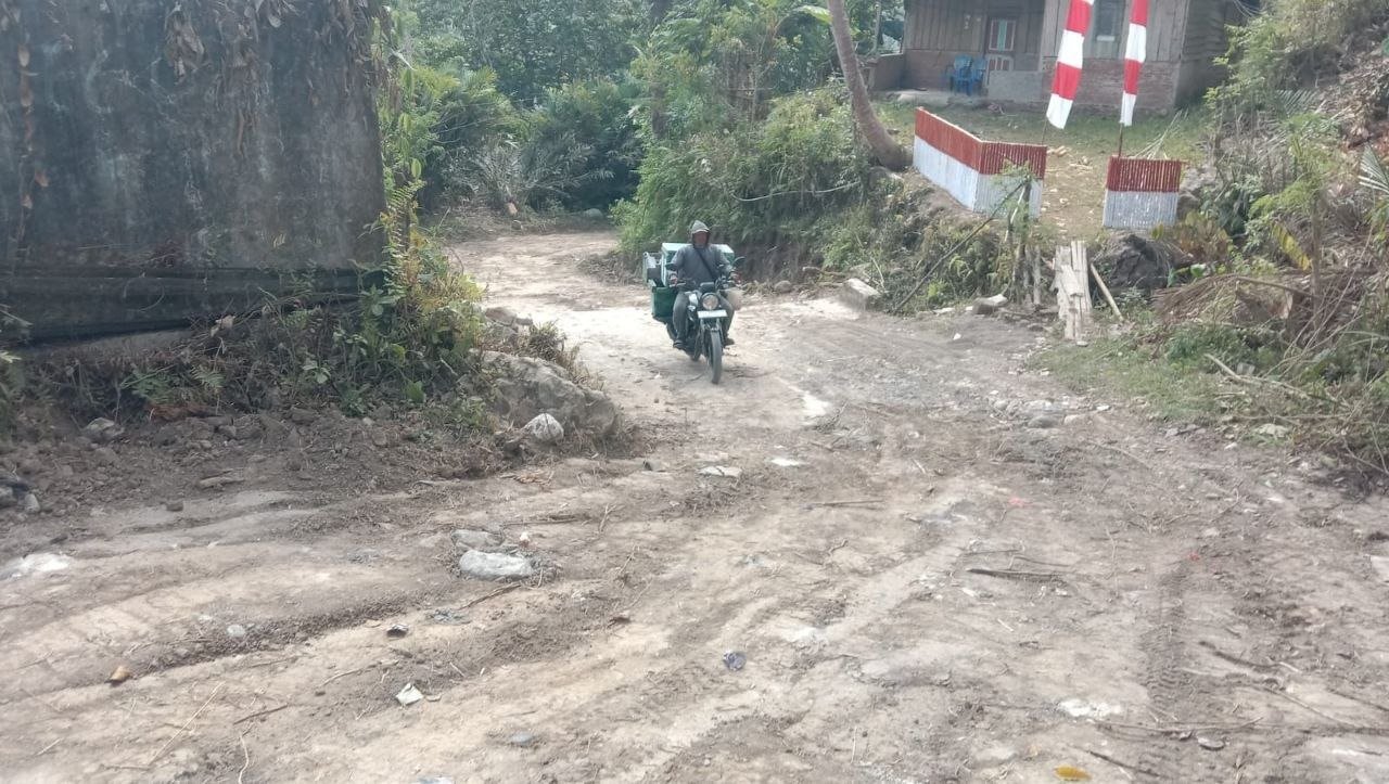 Pemeliharaan Jalan Dekker Di Lima Titik oleh Satgas TMMD Ke-129 Kodim 1407/Bone