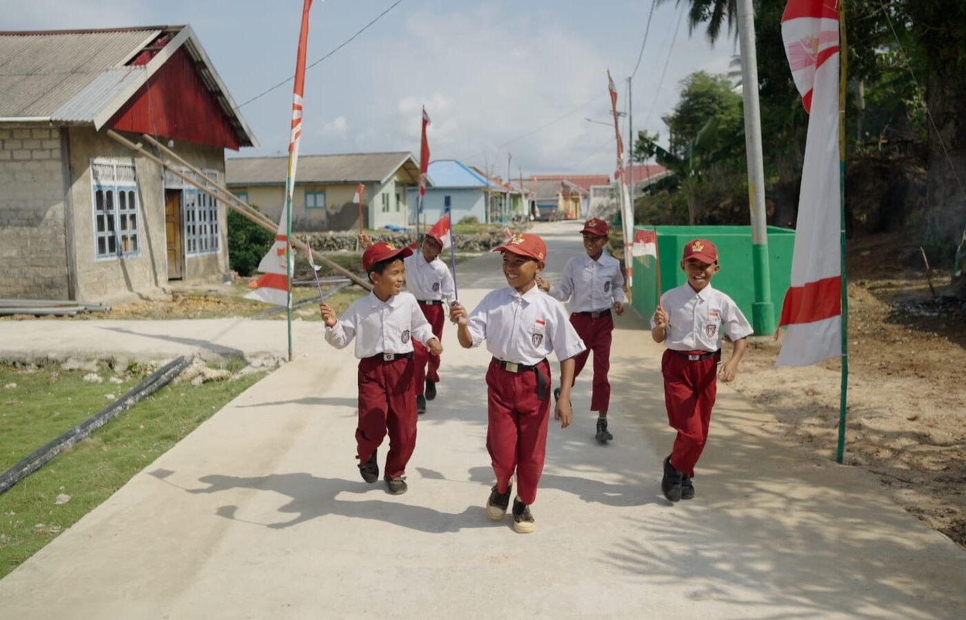 Keceriaan Anak Polewali dengan Jalan Baru Hasil Program TMMD