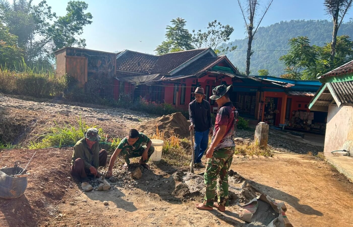 Warga Kampung Mekarmukti Sambut Gembira Progres MCK TMMD Ke-129 Kodim 0608/Cianjur Capai 77,4 Persen