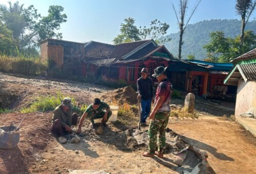 Warga Kampung Mekarmukti Sambut Gembira Progres MCK TMMD Ke-129 Kodim 0608/Cianjur Capai 77,4 Persen