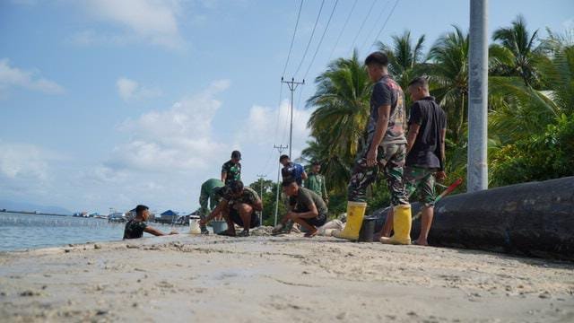 Satgas TMMD Lanjutkan Proyek Perbaikan Jalan di Umbele