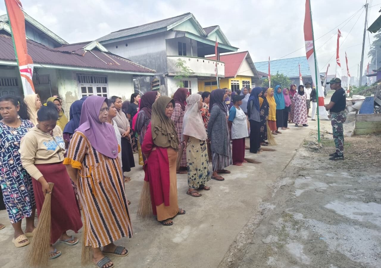 Kegiatan Bersih-Bersih Ibu-Ibu Polewali Menyambut Penutupan TMMD Ke-129