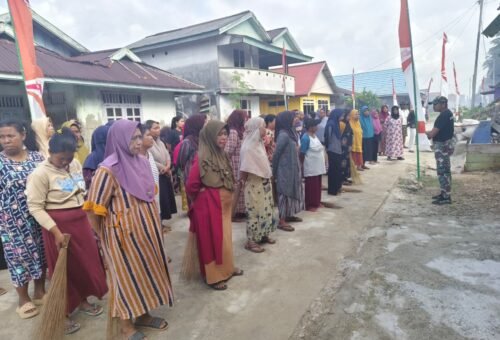Kegiatan Bersih-Bersih Ibu-Ibu Polewali Menyambut Penutupan TMMD Ke-129