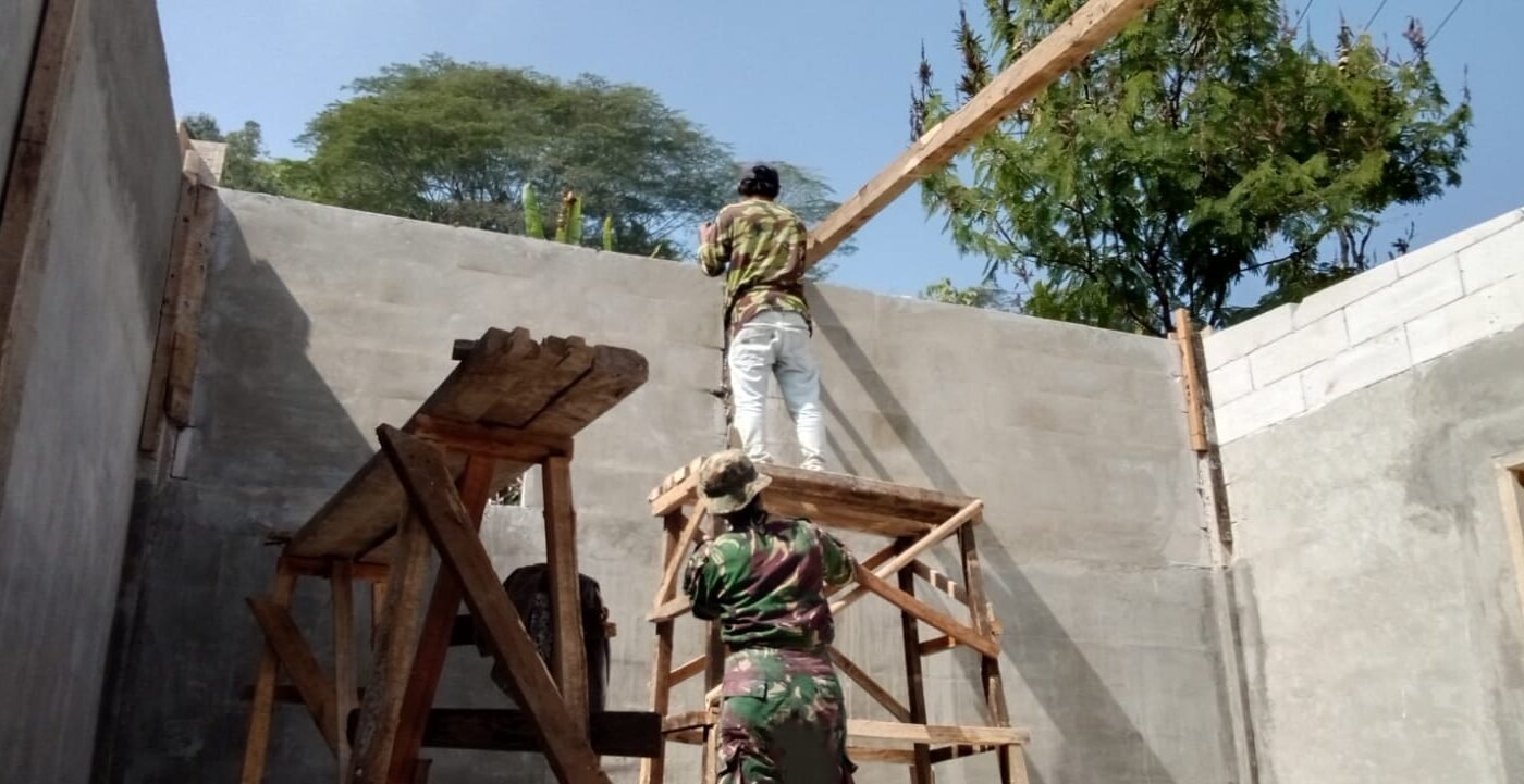Bapak Burhanudin Haru Lihat Rumahnya Mulai Beratap, TMMD Ke-129 Kodim 0608/Cianjur Wujudkan Hunian Layak
