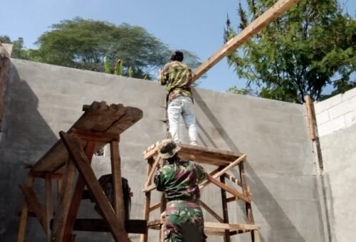 Bapak Burhanudin Haru Lihat Rumahnya Mulai Beratap, TMMD Ke-129 Kodim 0608/Cianjur Wujudkan Hunian Layak