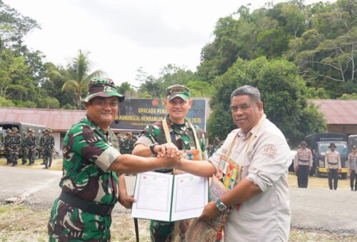 Upacara Penutupan TMMD Ke-129 di Kampung Sesor Dipimpin Danrem 181/PVT