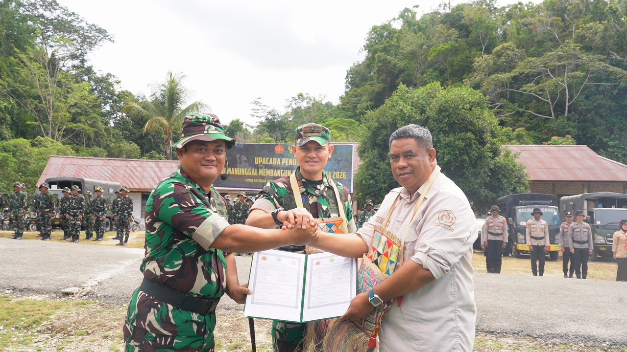 Upacara Penutupan TMMD Ke-129 di Kampung Sesor Dipimpin Danrem 181/PVT