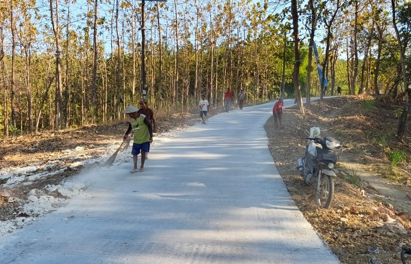 Semangat Gotong Royong Warga Tlemang dalam Merawat Jalan Baru