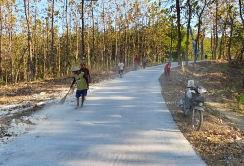 Semangat Gotong Royong Warga Tlemang dalam Merawat Jalan Baru