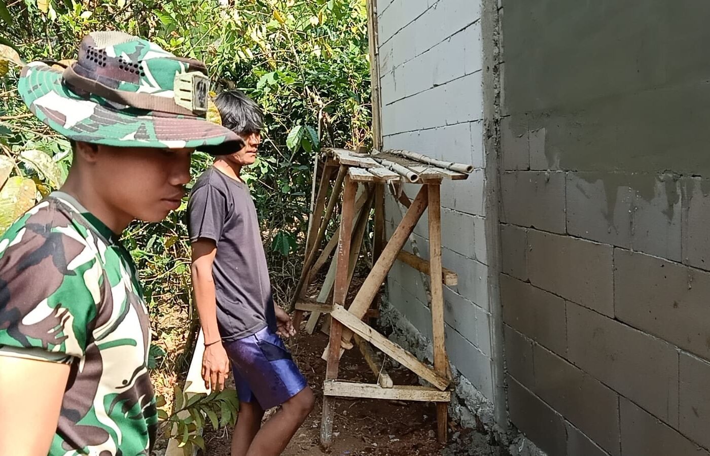 Sinergi Warga dan Yon TP 938/Pancasona Dalam Renovasi Rumah Bapak Entis Sutisna pada TMMD Ke-129