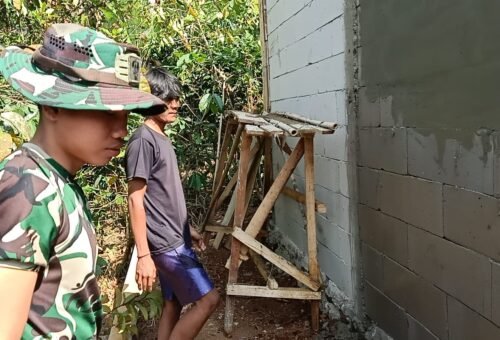 Sinergi Warga dan Yon TP 938/Pancasona Dalam Renovasi Rumah Bapak Entis Sutisna pada TMMD Ke-129