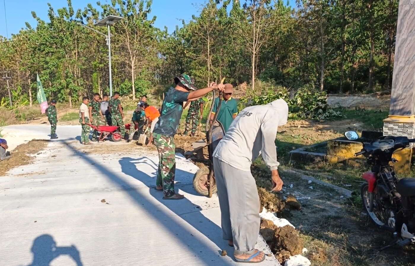 Kemanunggalan TNI dan Warga, Finishing Pengurukan Bahu Jalan TMMD 129 Selesai