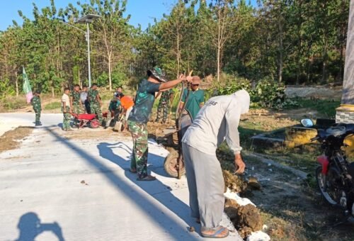 Kemanunggalan TNI dan Warga, Finishing Pengurukan Bahu Jalan TMMD 129 Selesai