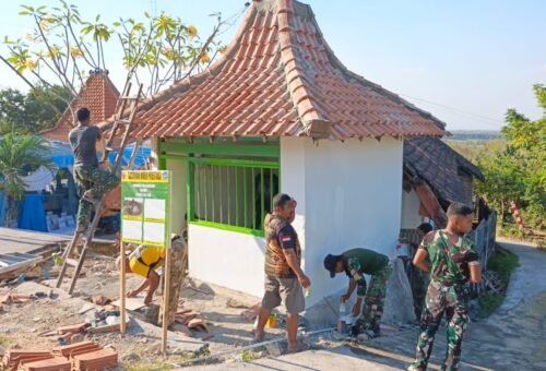 Kreativitas Anggota Satgas TMMD 129 Kodim 0812/Lamongan Hiasi Dinding Pos Kamling di Desa Tlemang
