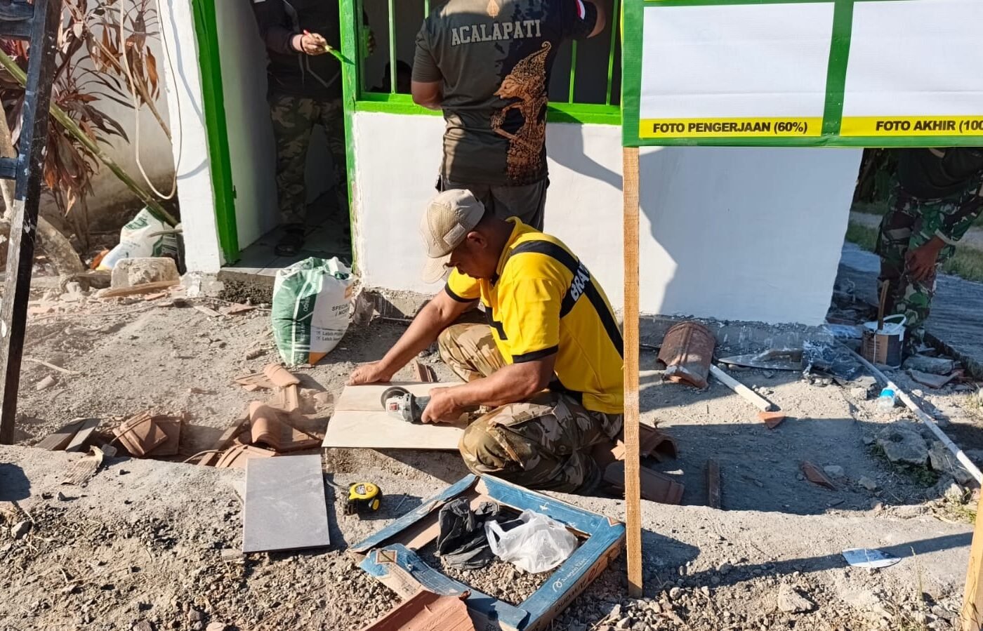 Upaya Memperindah Poskamling, Serda Ali Tampilkan Skill dalam Pemasangan Keramik