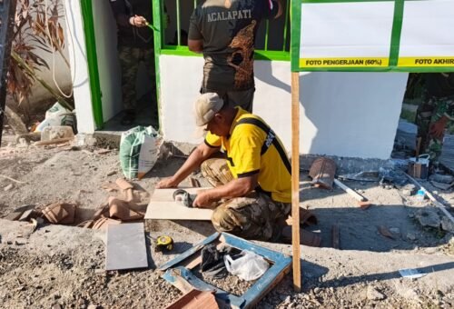 Upaya Memperindah Poskamling, Serda Ali Tampilkan Skill dalam Pemasangan Keramik