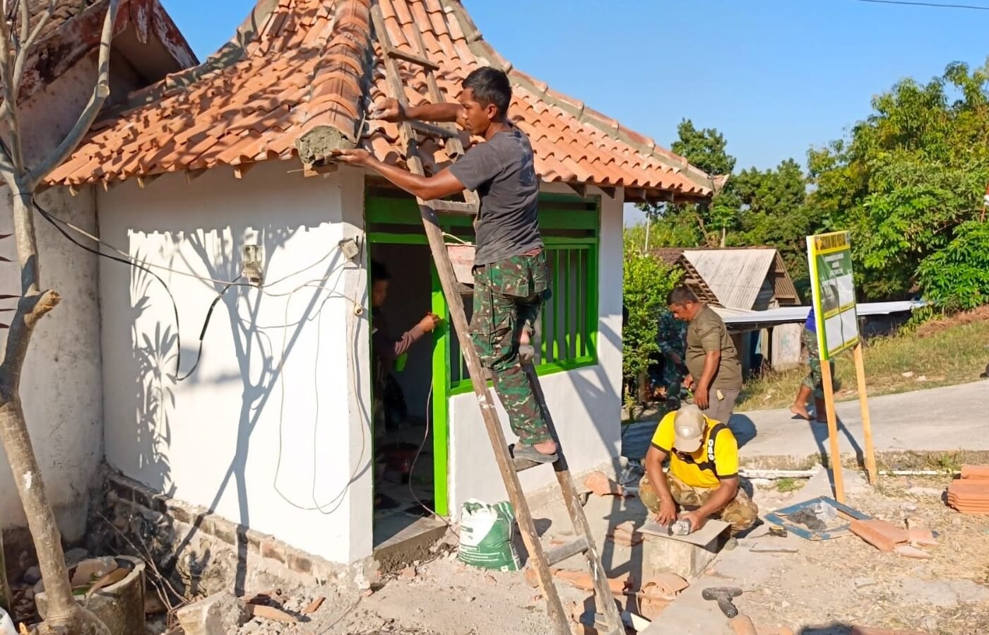 Keahlian di Atas Ketinggian, Sertu Edi Sukses Pemasangan Atap Pos Kamling Dalam TMMD 129