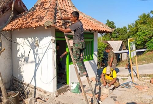 Keahlian di Atas Ketinggian, Sertu Edi Sukses Pemasangan Atap Pos Kamling Dalam TMMD 129