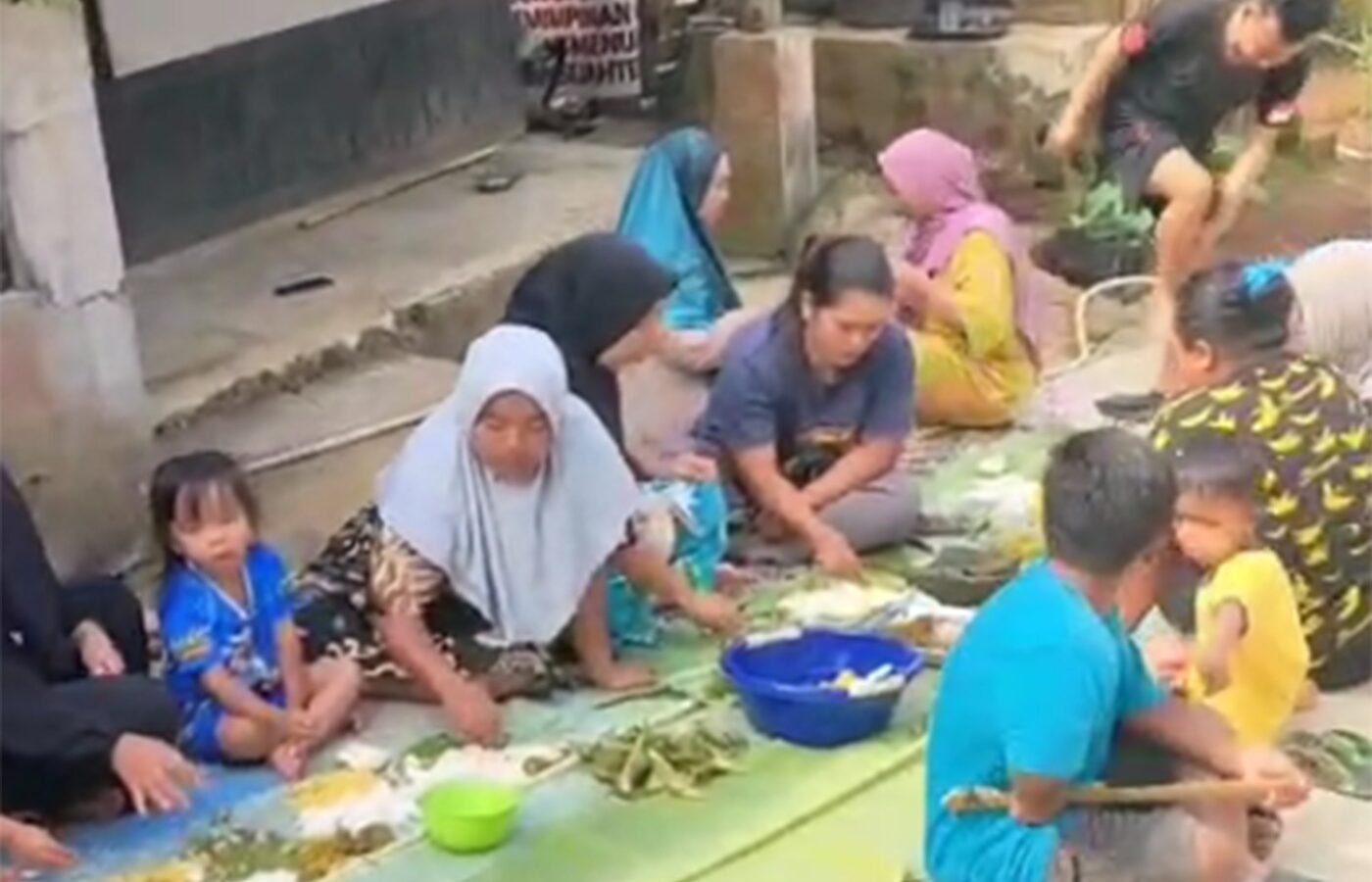 Perayaan Liwetan di Jalan Beton Baru Ungkap Sinergi TNI dan Masyarakat dalam TMMD Ke-129