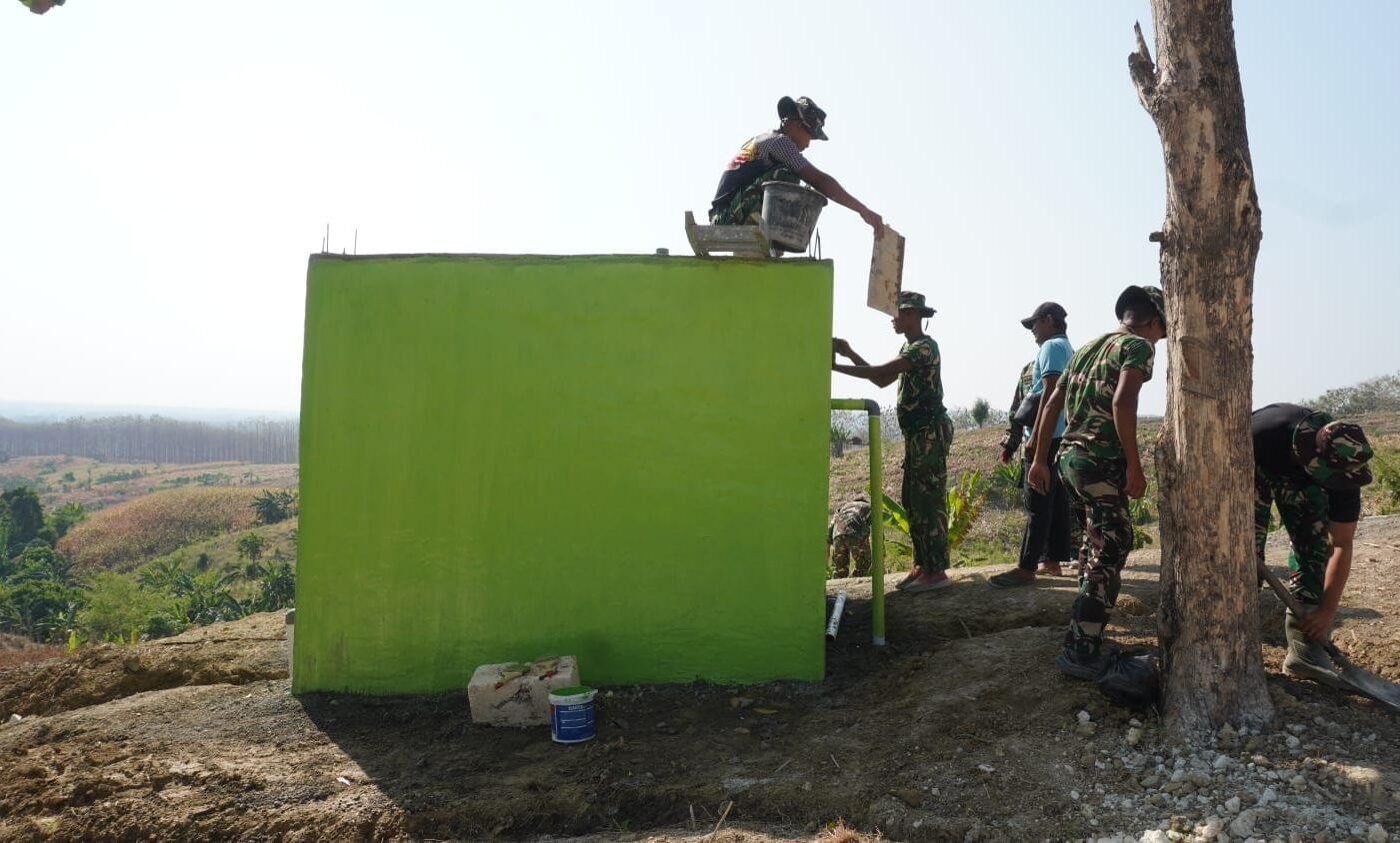 TNI Menjawab Kebutuhan Air Bersih Warga Desa Tlemang dengan Pembangunan Tandon