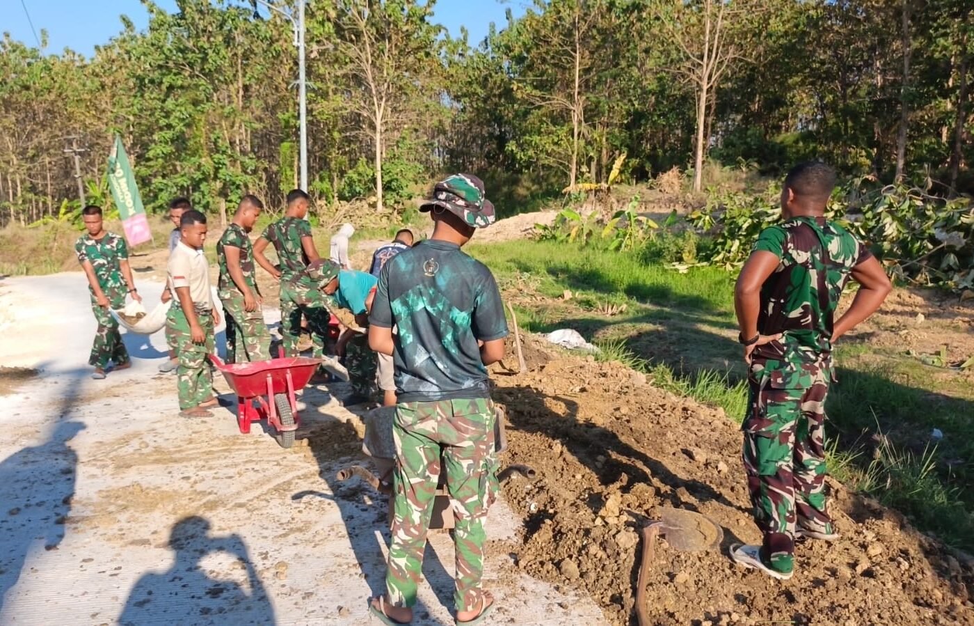 Sinergi Tua Muda Bersama TNI dalam TMMD 129, Pengurukan Bahu Jalan Rabat Beton