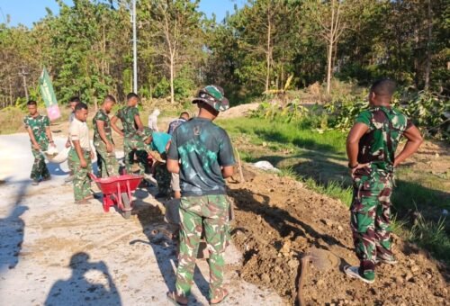 Sinergi Tua Muda Bersama TNI dalam TMMD 129, Pengurukan Bahu Jalan Rabat Beton