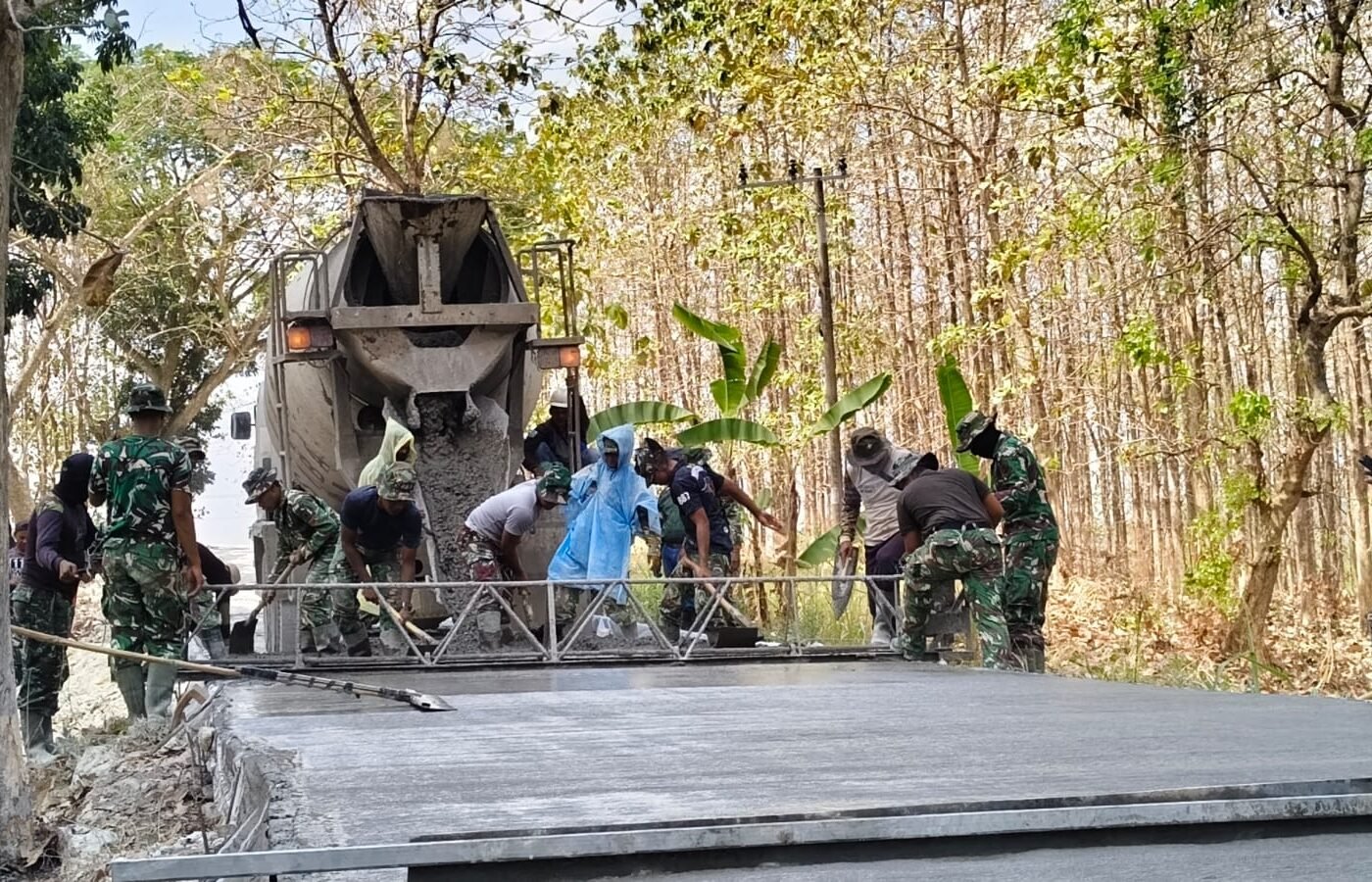 Kebersamaan yang Harmonis: TNI dan Masyarakat Tlemang Bersatu Membangun Desa