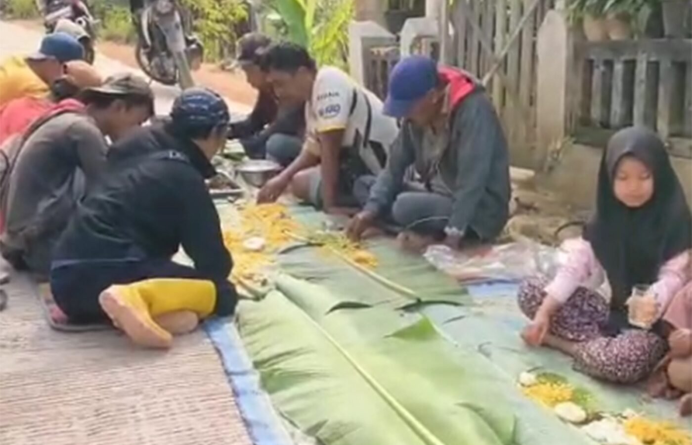 Kegiatan Liwetan Sebagai Tanda Syukur Warga Mekarmukti atas TMMD Ke-129