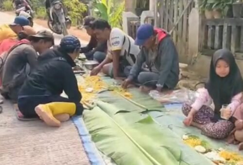 Kegiatan Liwetan Sebagai Tanda Syukur Warga Mekarmukti atas TMMD Ke-129