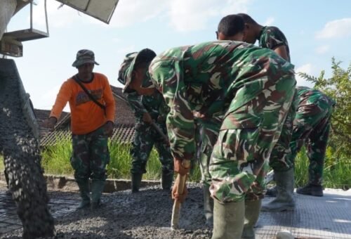 Pembangunan Jalan Beton di Desa Tlemang: Sinergi TNI dan Masyarakat