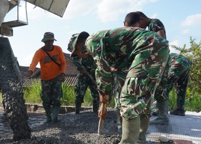 Pembangunan Jalan Beton di Desa Tlemang: Sinergi TNI dan Masyarakat