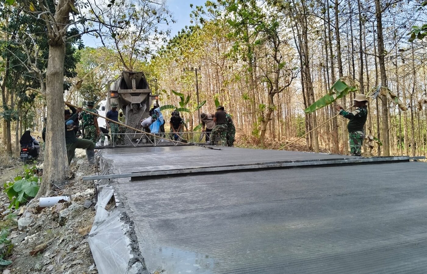 Kolaborasi Alat Berat dan Komunitas: Revitalisasi Jalan di Desa Tlemang Melalui TMMD 129