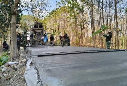 Kolaborasi Alat Berat dan Komunitas: Revitalisasi Jalan di Desa Tlemang Melalui TMMD 129