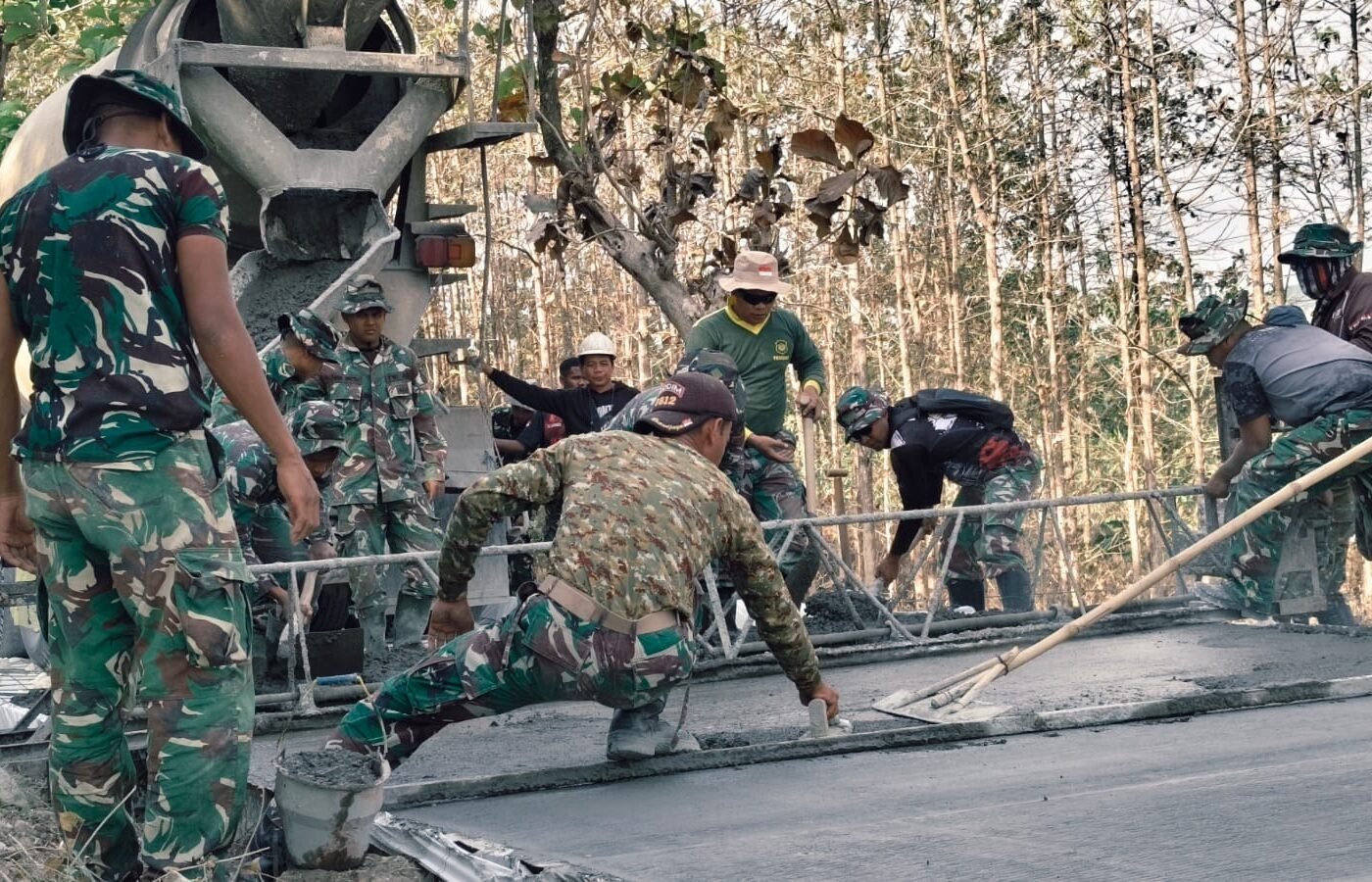 Kerja Bersama TMMD 129 Kodim 0812/Lamongan Majukan Jalan Desa Tlemang
